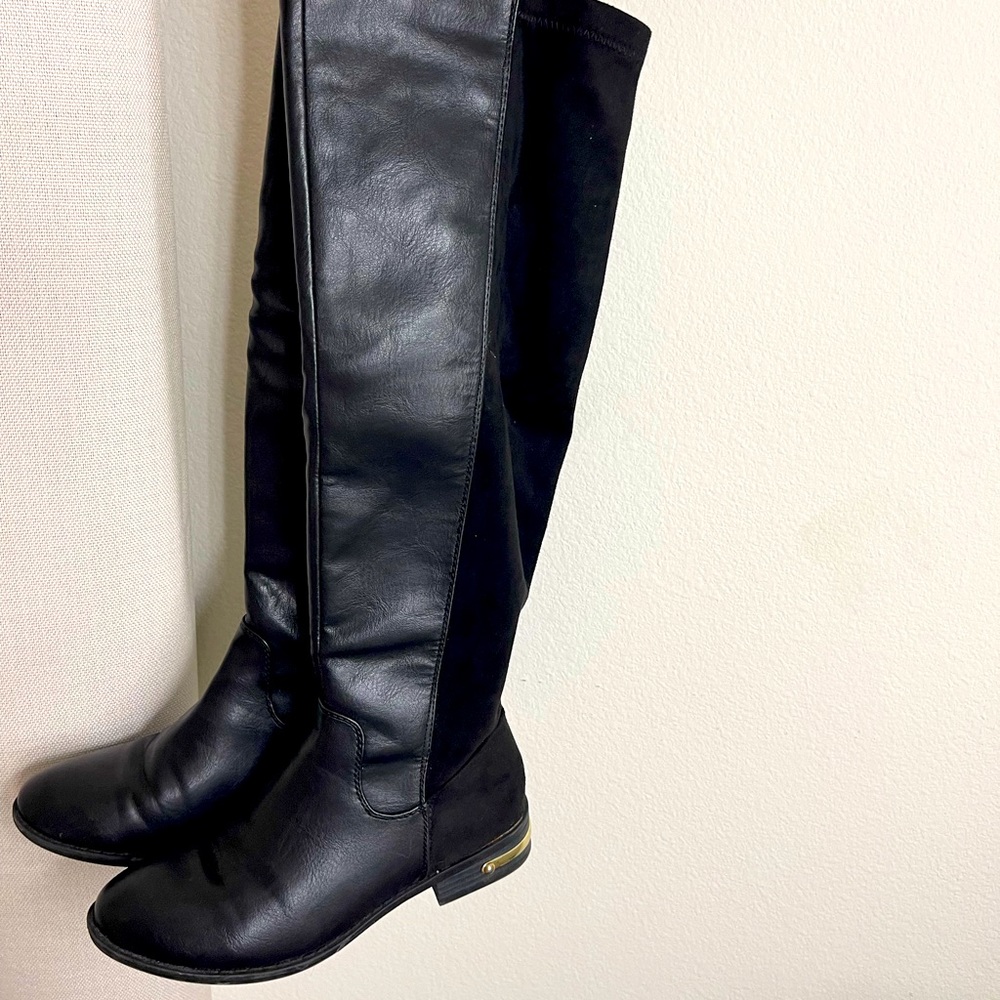 Shoe dazzle high boots size 6. Black with gold detailing.